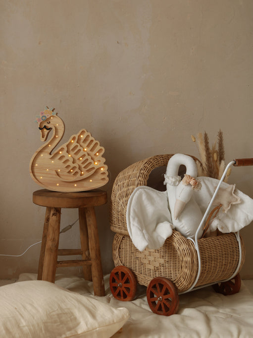 Little Lights Swan lampe i træ - flere farver