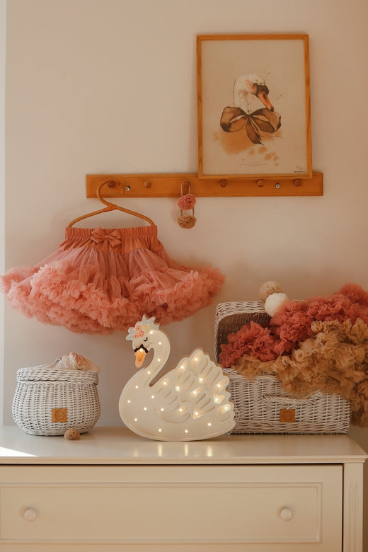 Little Lights Swan lampe i træ - flere farver