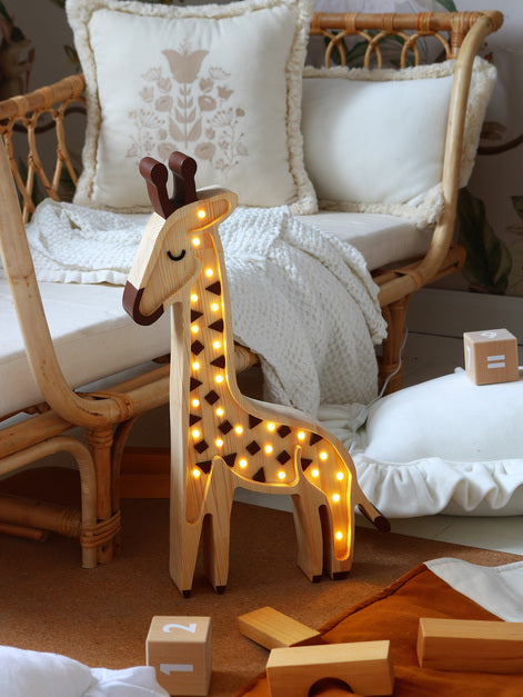 Little Lights Giraffe lampe i træ - flere farver