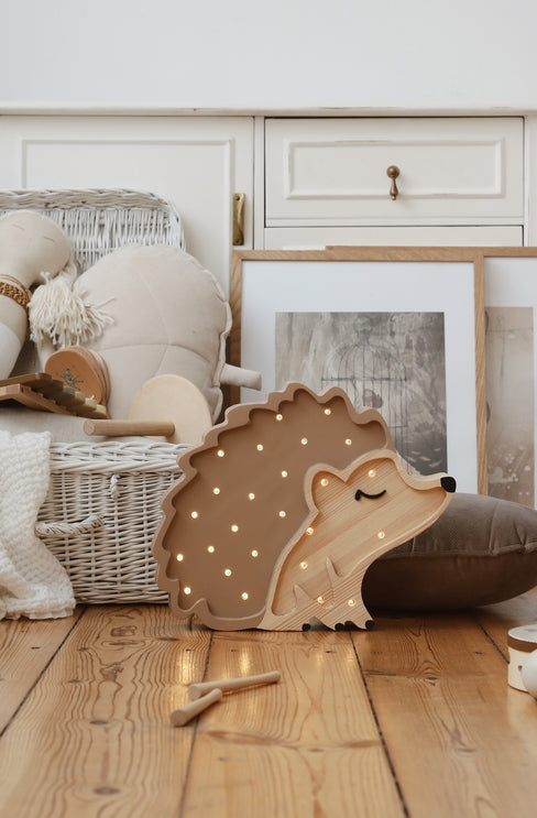 Little Lights Hedgehog lampe i træ - flere farver