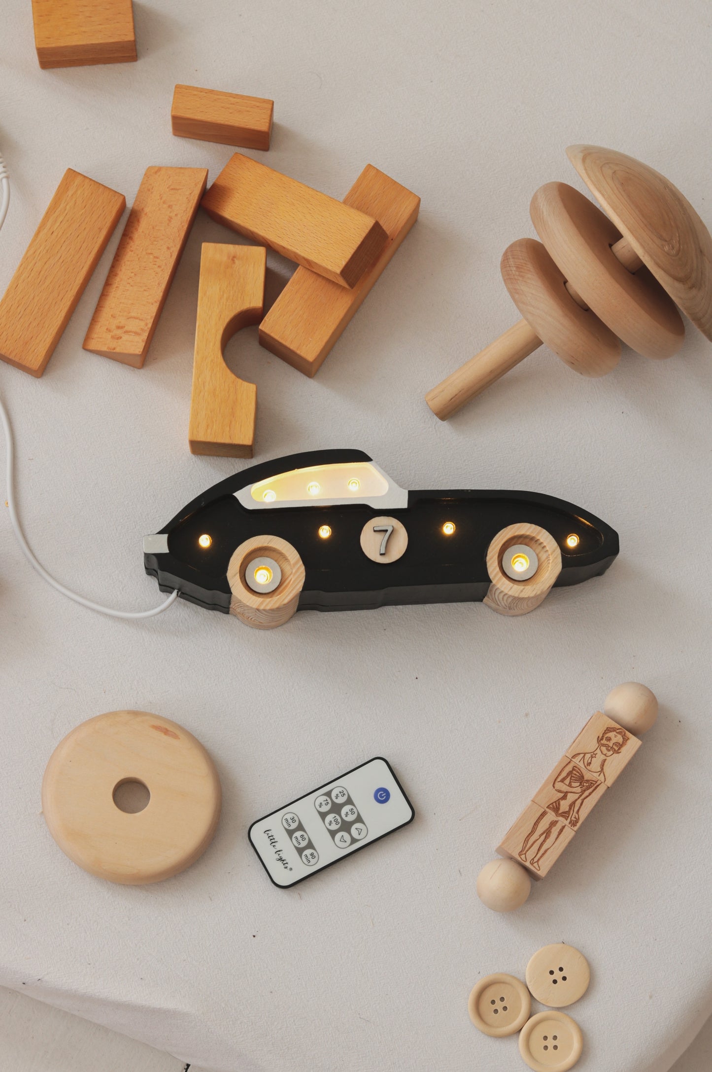 Little Lights Race Car Mini lampe i træ - flere farver
