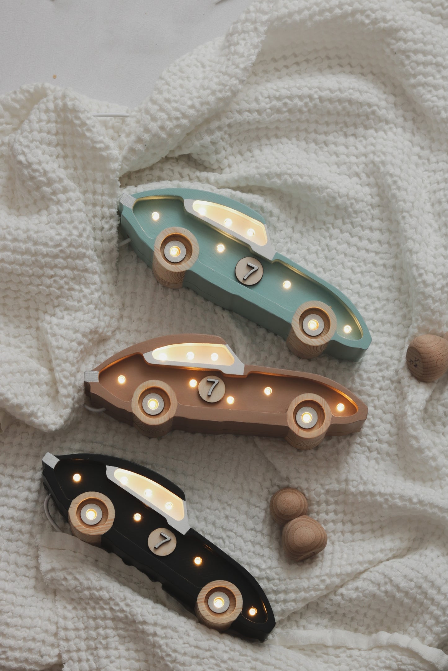 Little Lights Race Car Mini lampe i træ - flere farver
