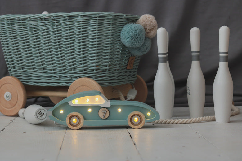 Little Lights Race Car Mini lampe i træ - flere farver