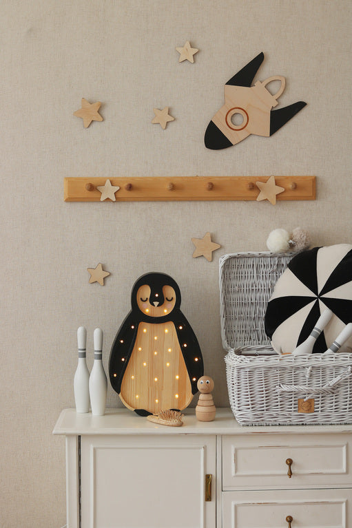 Little Lights Baby Penguin lampe i træ - flere farver