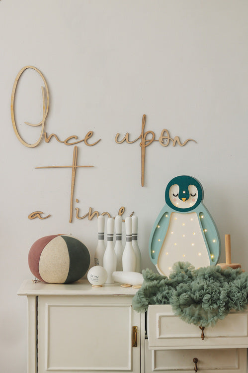Little Lights Baby Penguin lampe i træ - flere farver