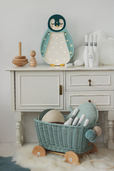 Little Lights Baby Penguin lampe i træ - flere farver