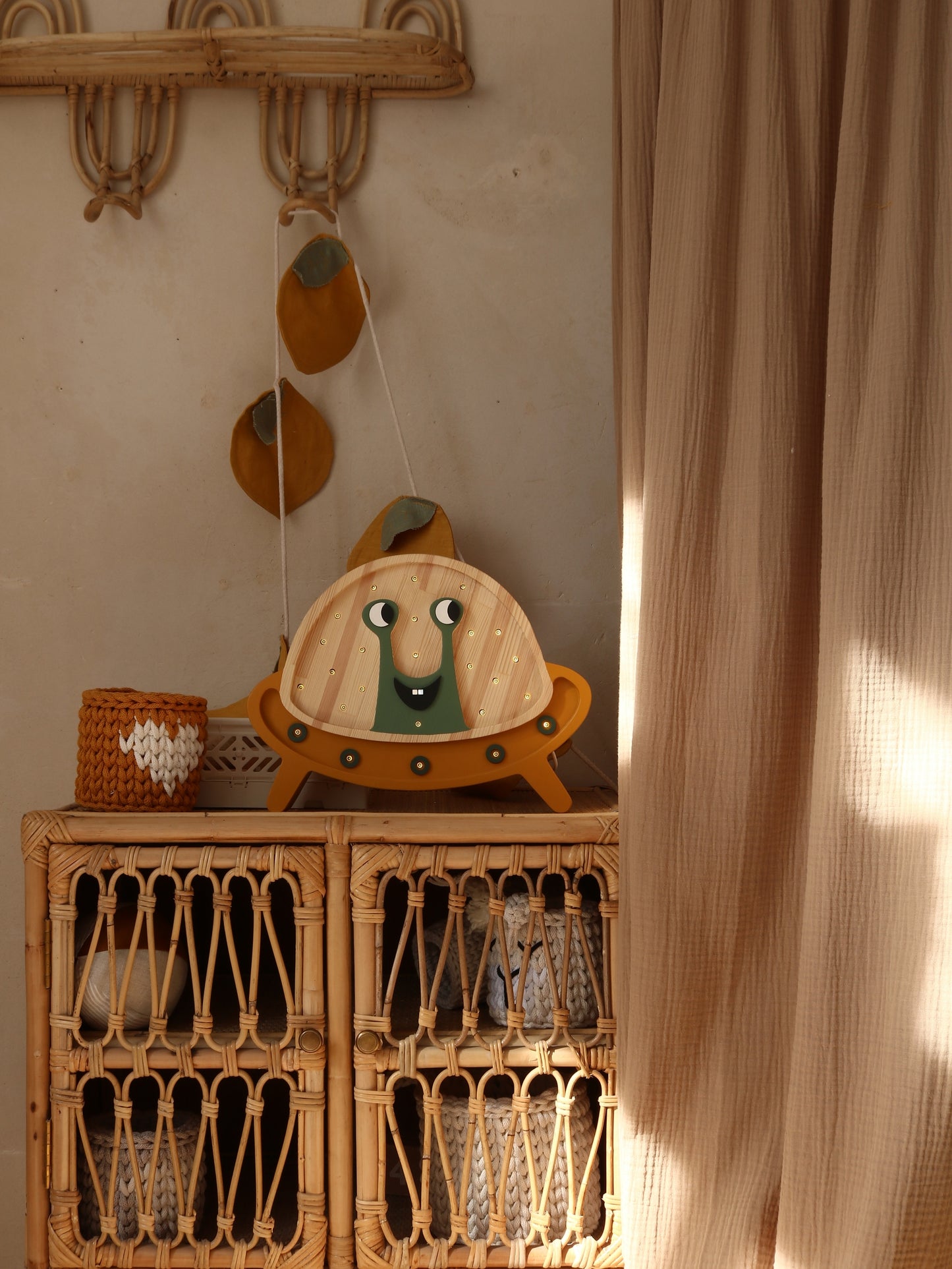 Little Lights UFO lampe i træ - flere farver