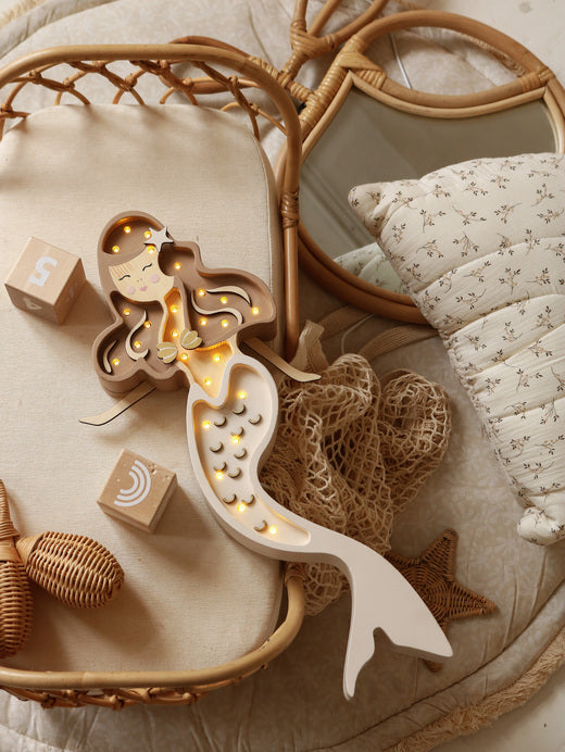 Little Lights Mermaid lampe i træ - flere farver