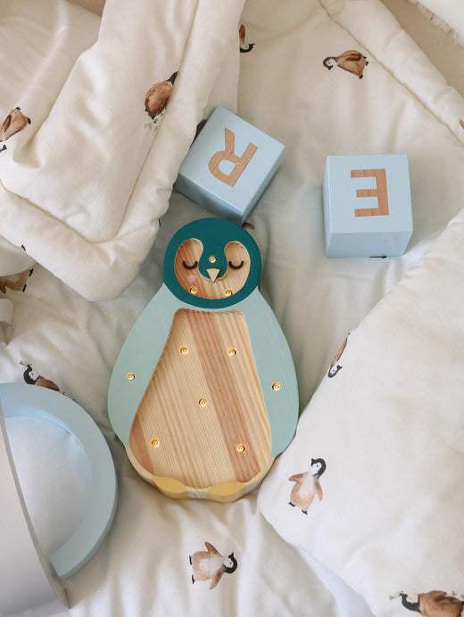 Little Lights Baby Penguin Mini lampe i træ - flere farver
