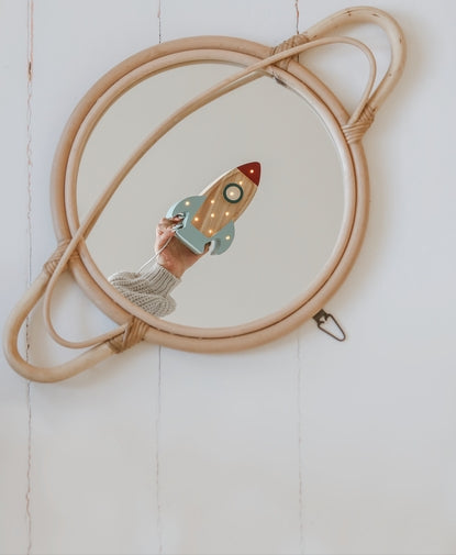 Little Lights Space Rocket Mini lampe i træ - flere farver