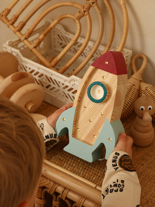 Little Lights Space Rocket Mini lampe i træ - flere farver