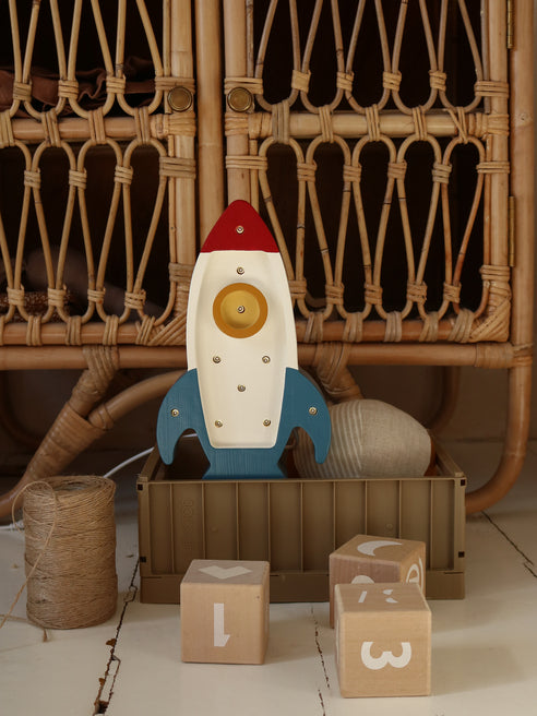 Little Lights Space Rocket Mini lampe i træ - flere farver