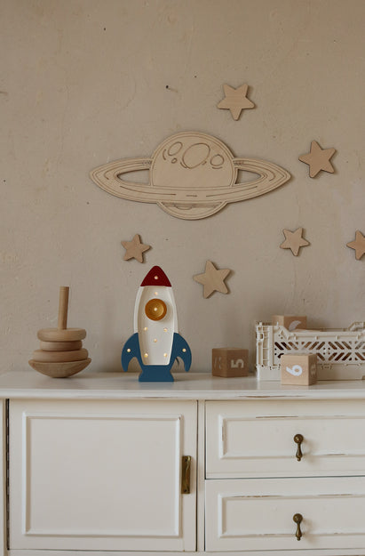 Little Lights Space Rocket Mini lampe i træ - flere farver