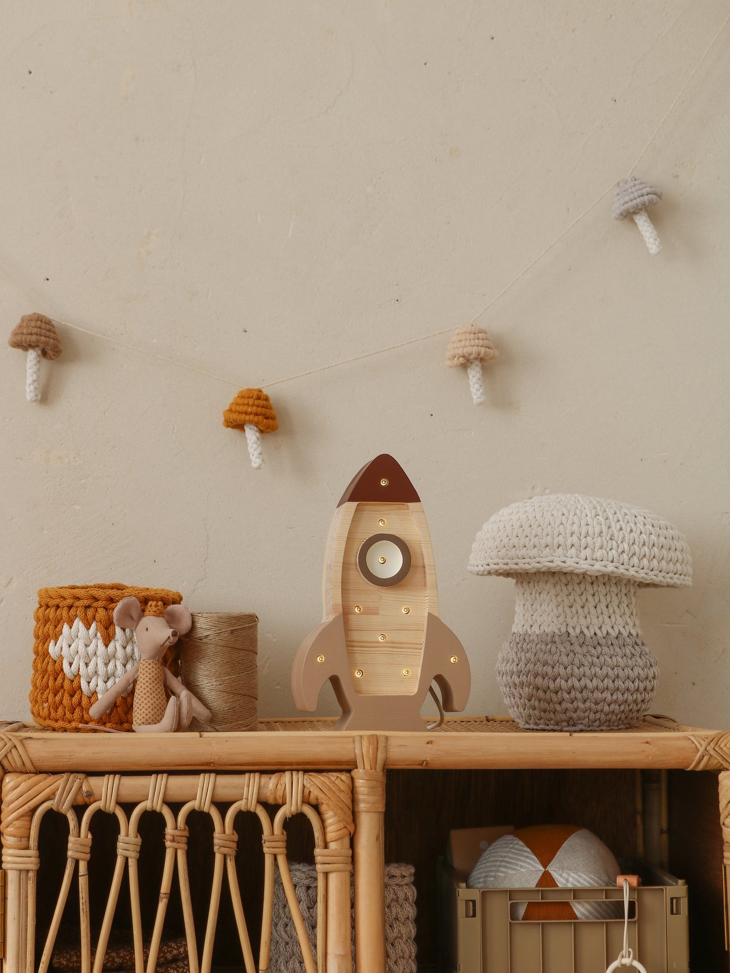 Little Lights Space Rocket Mini lampe i træ - flere farver