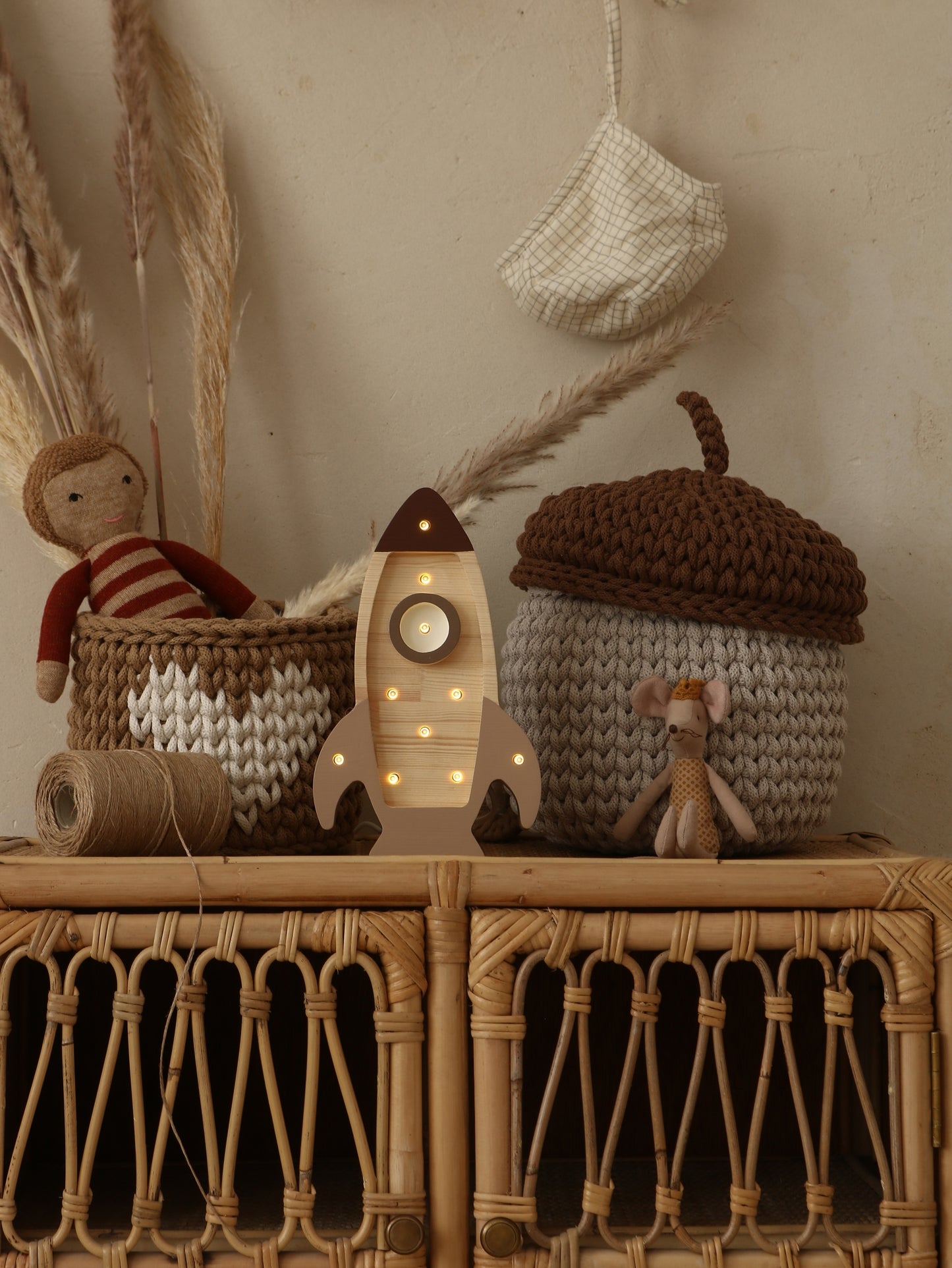 Little Lights Space Rocket Mini lampe i træ - flere farver