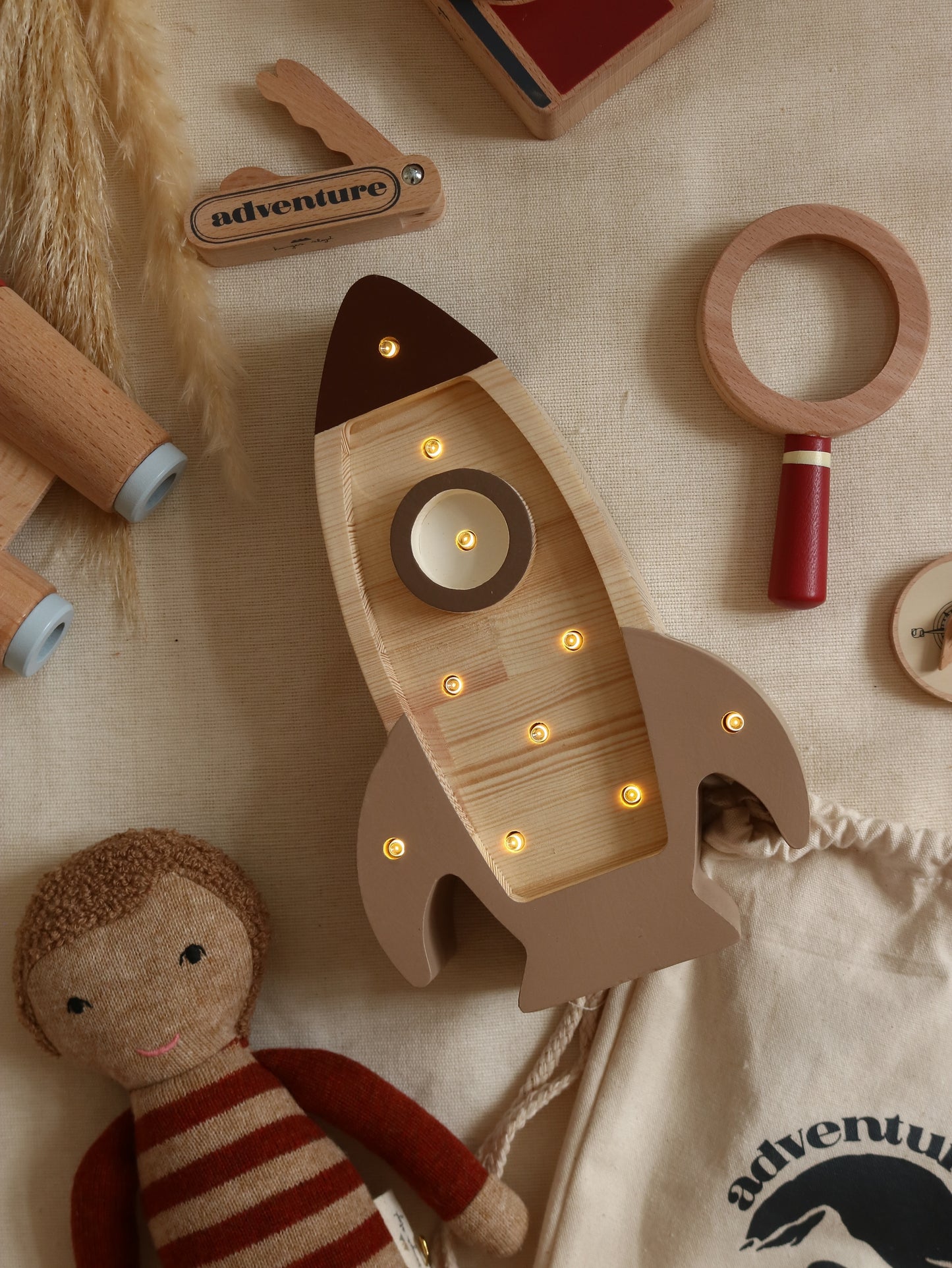 Little Lights Space Rocket Mini lampe i træ - flere farver