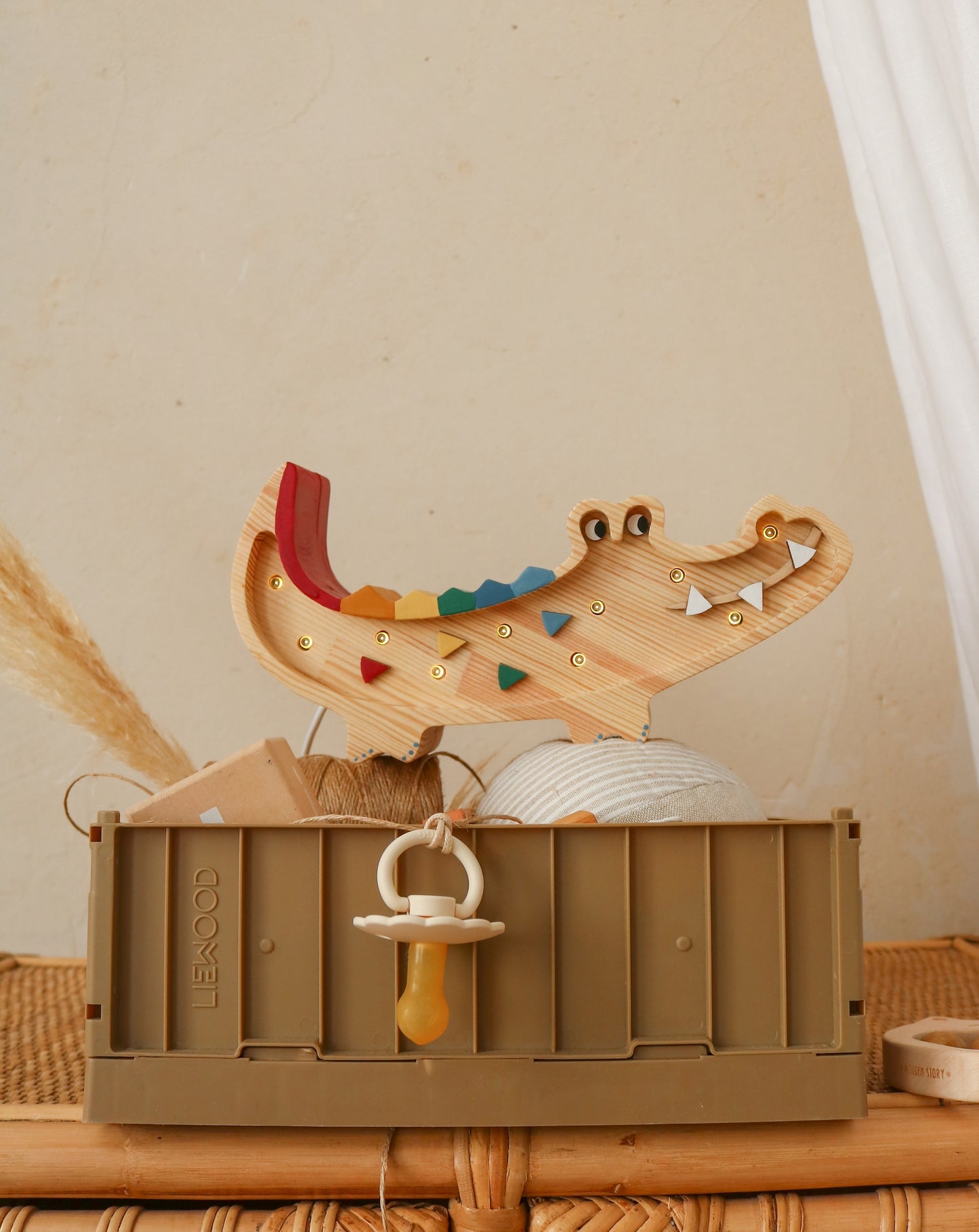 Little Lights Crocodile Mini lampe i træ - flere farver