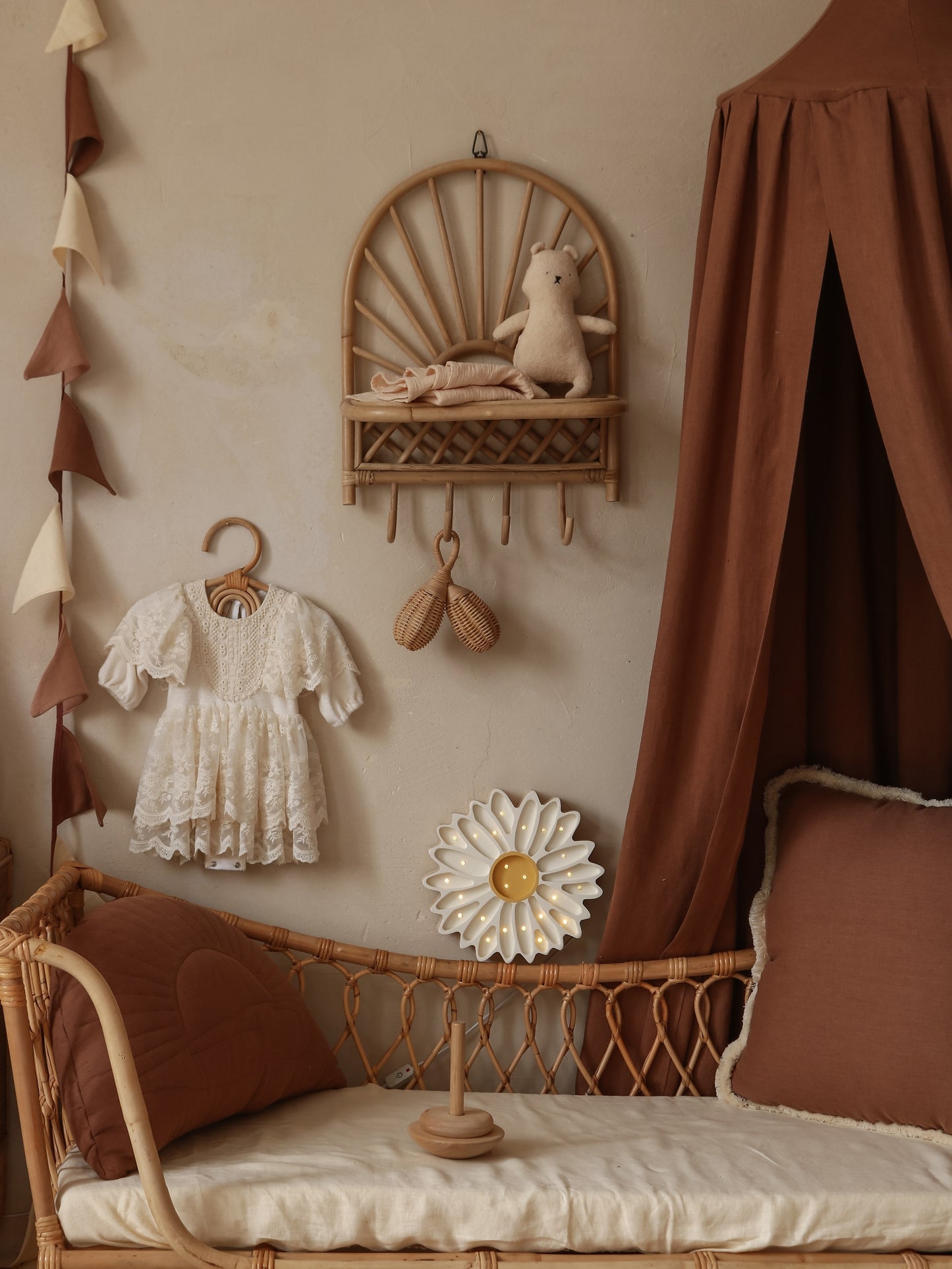 Little Lights Daisy lampe i træ - flere farver