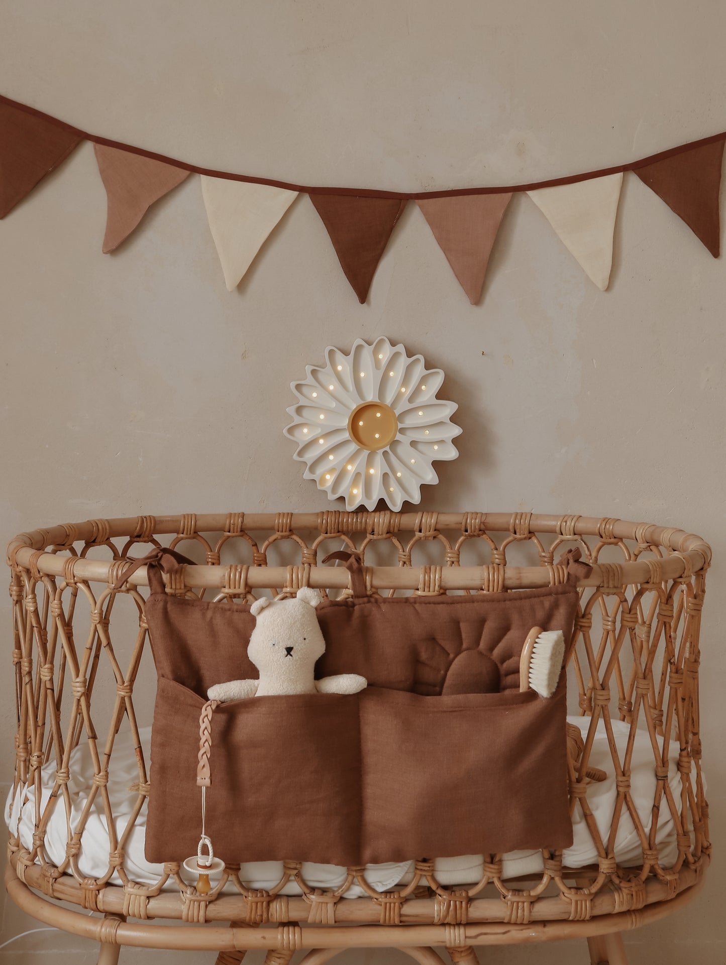 Little Lights Daisy lampe i træ - flere farver