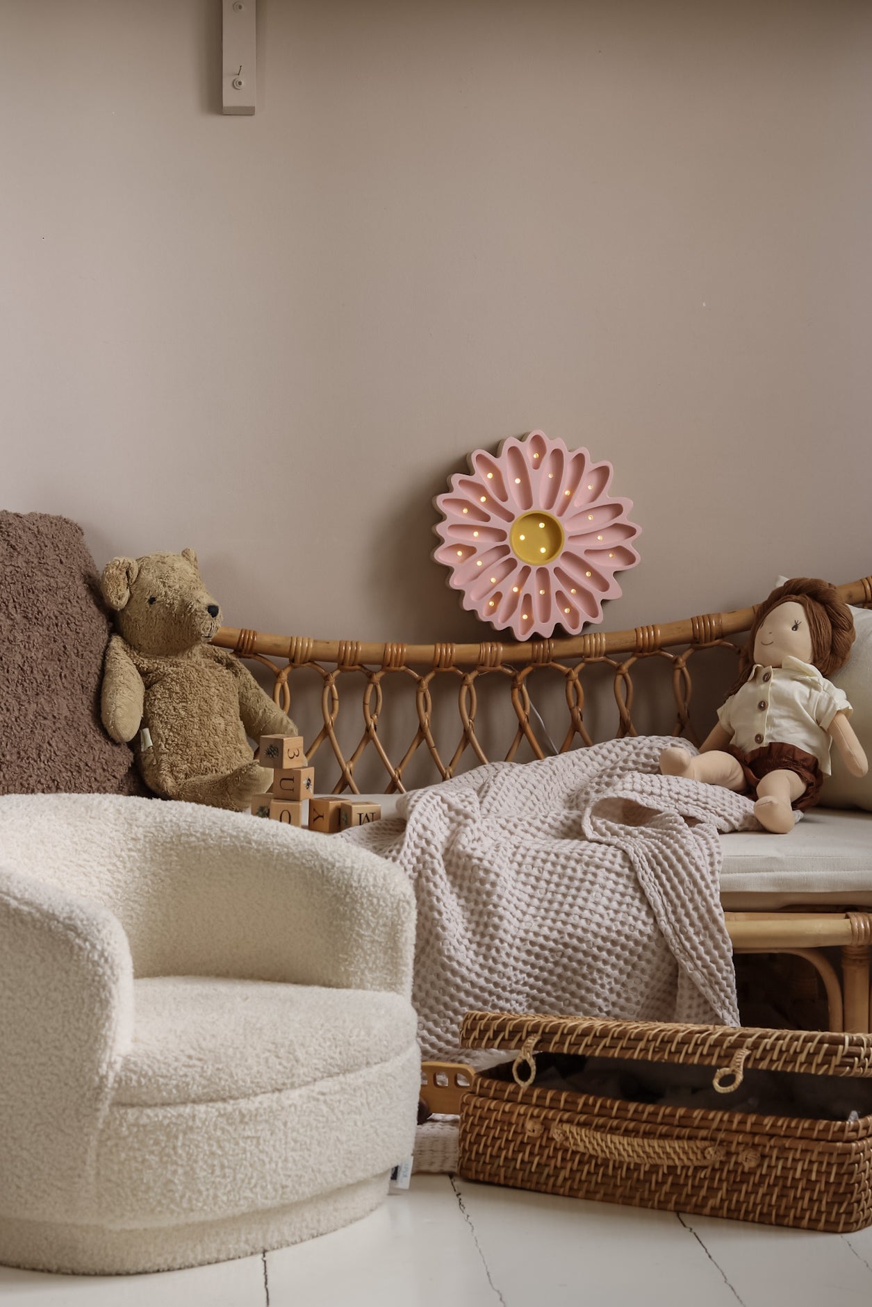 Little Lights Daisy lampe i træ - flere farver