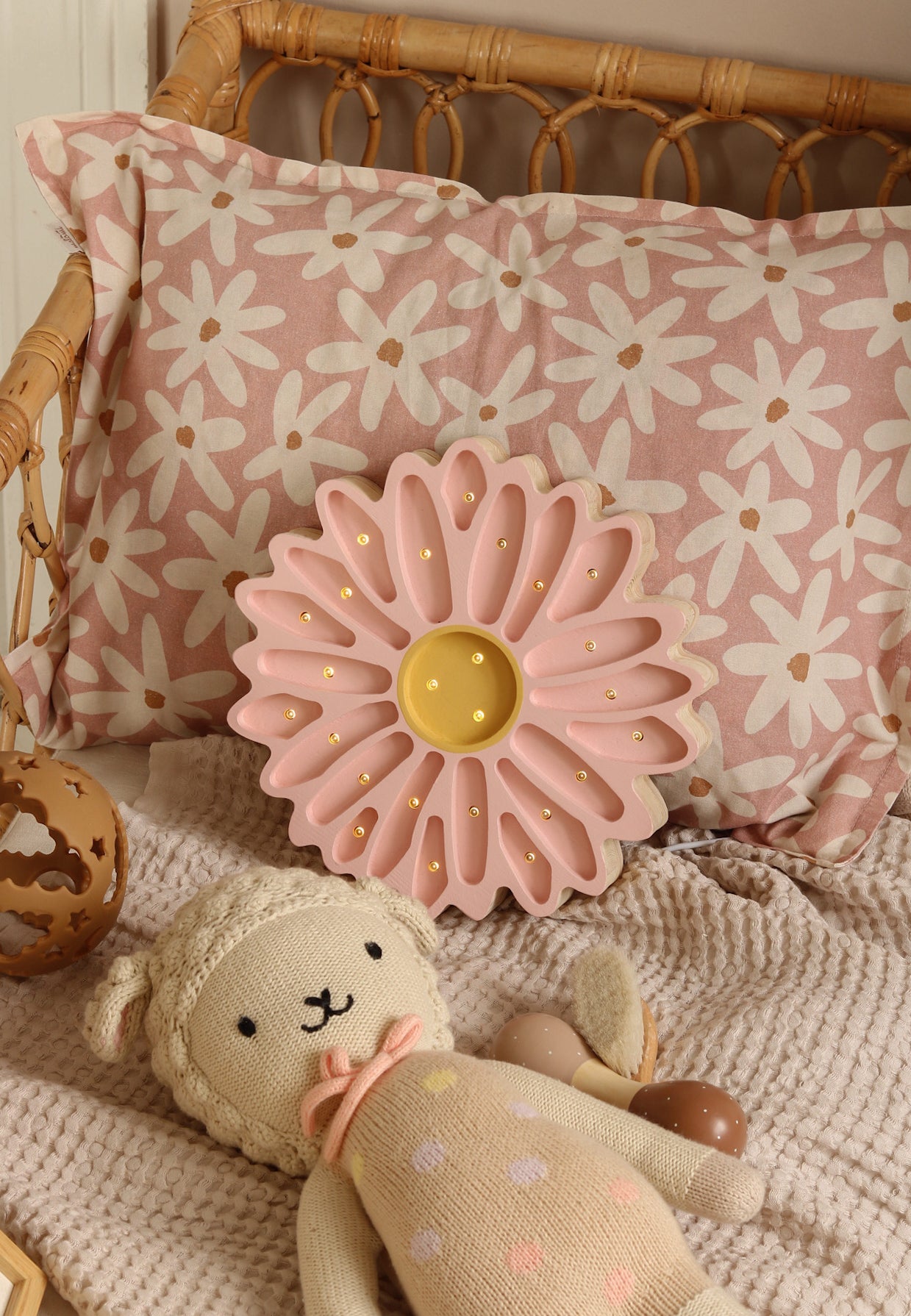 Little Lights Daisy lampe i træ - flere farver