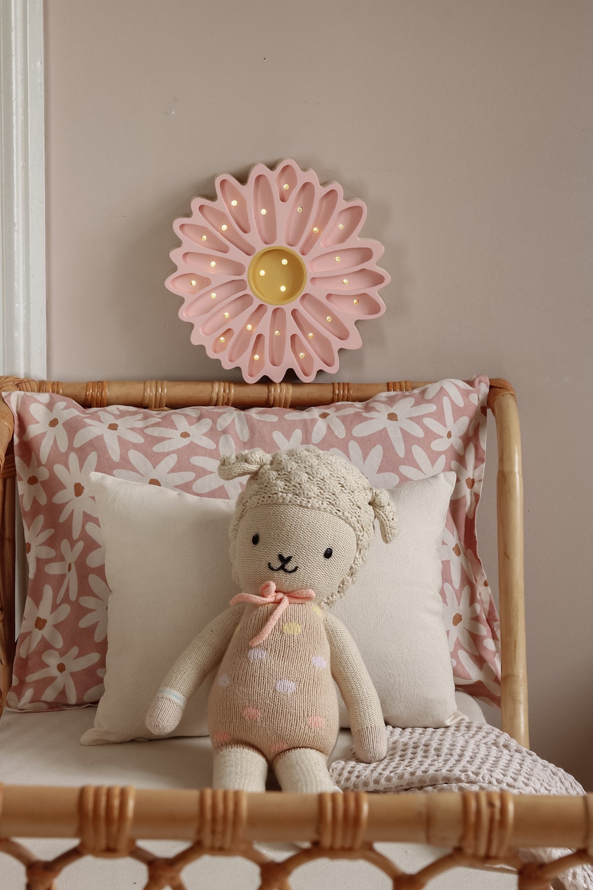 Little Lights Daisy lampe i træ - flere farver