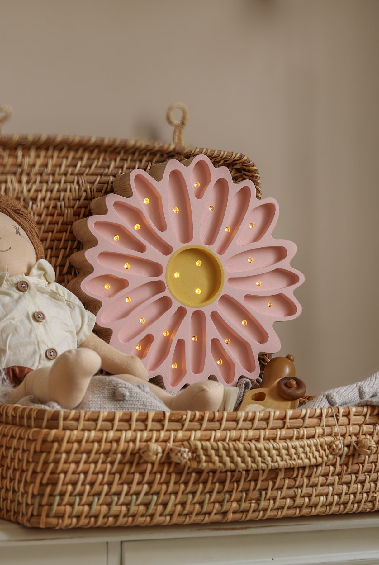 Little Lights Daisy lampe i træ - flere farver