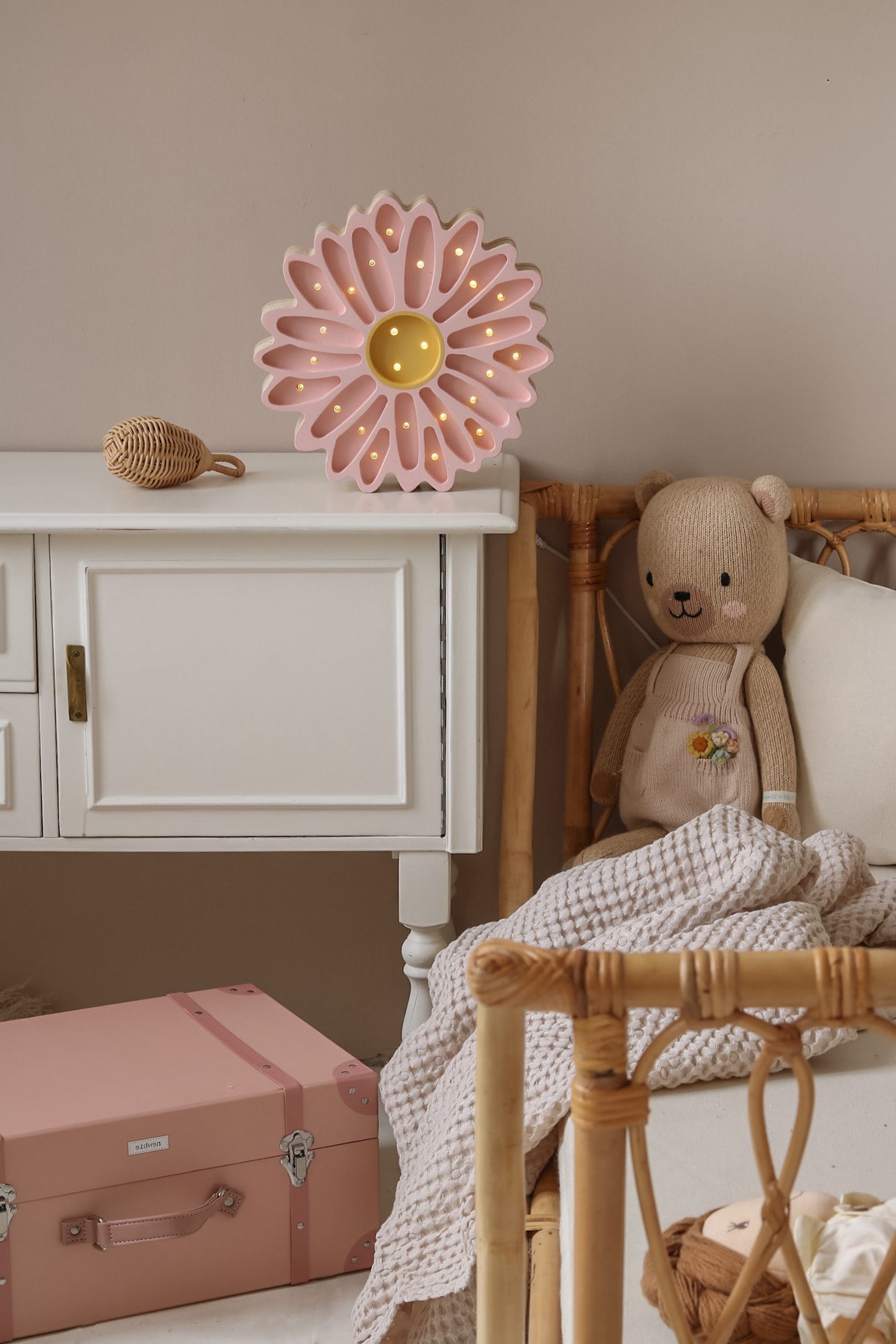 Little Lights Daisy lampe i træ - flere farver