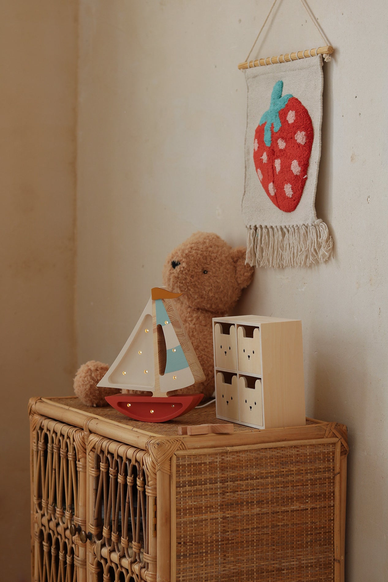 Little Lights Sailboat lampe i træ - flere farver