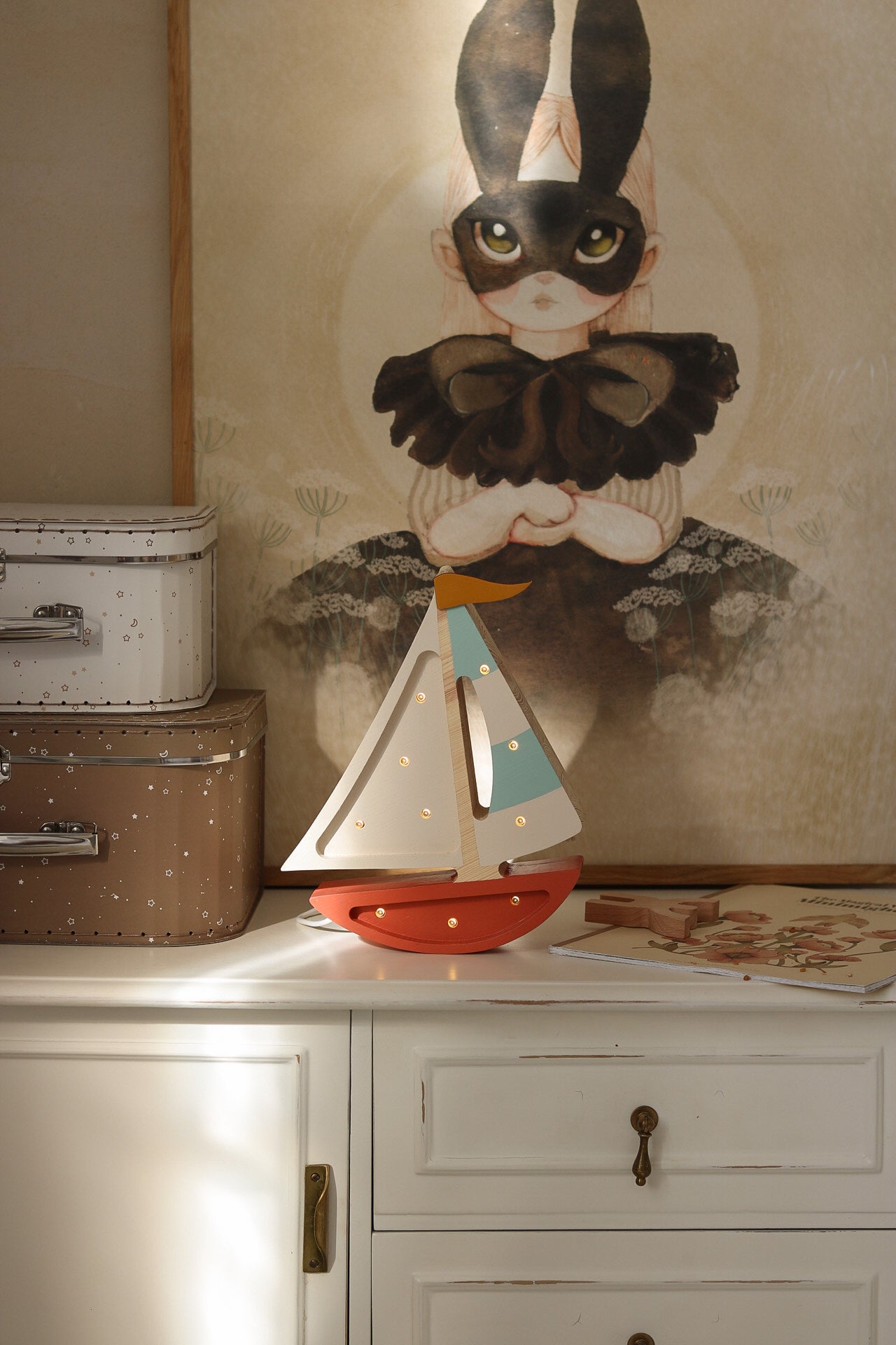 Little Lights Sailboat lampe i træ - flere farver