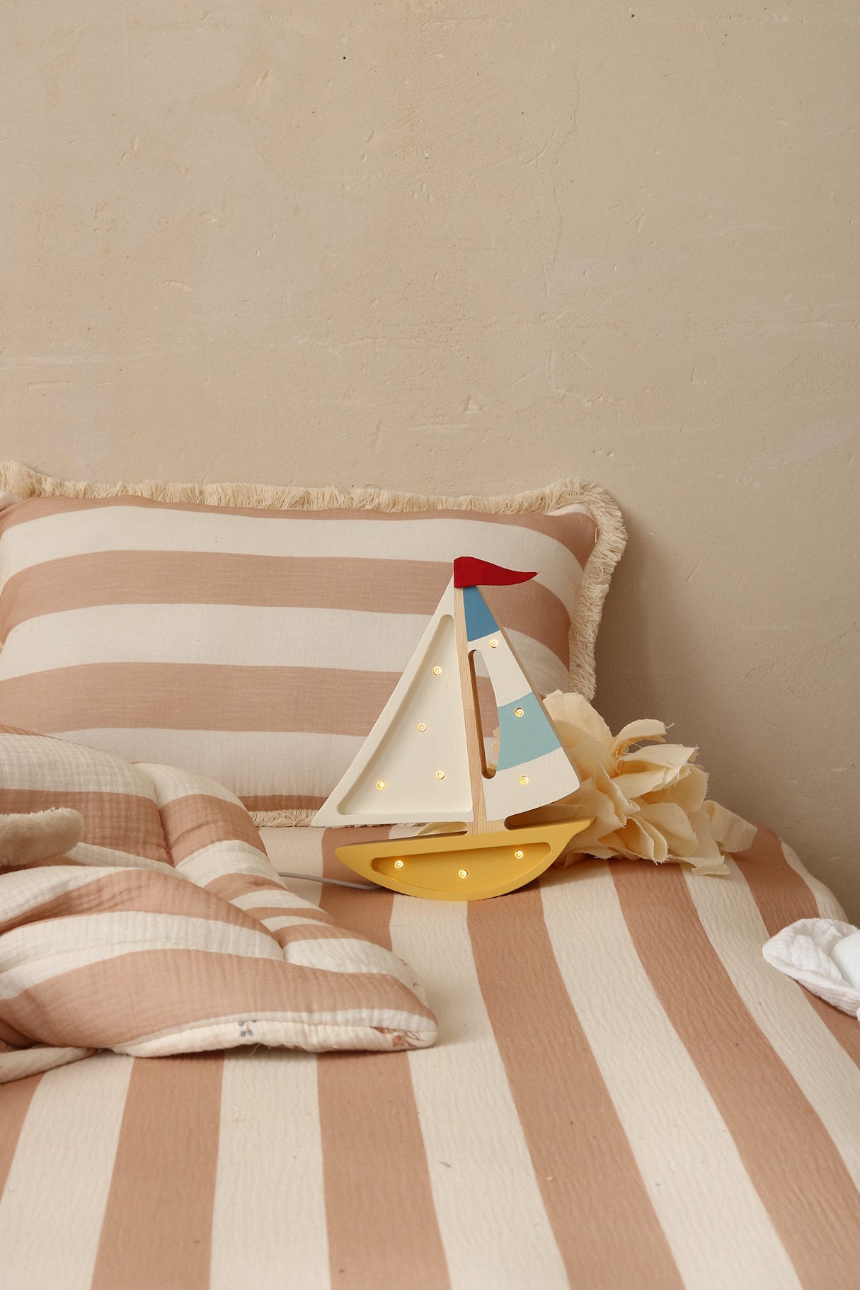 Little Lights Sailboat lampe i træ - flere farver