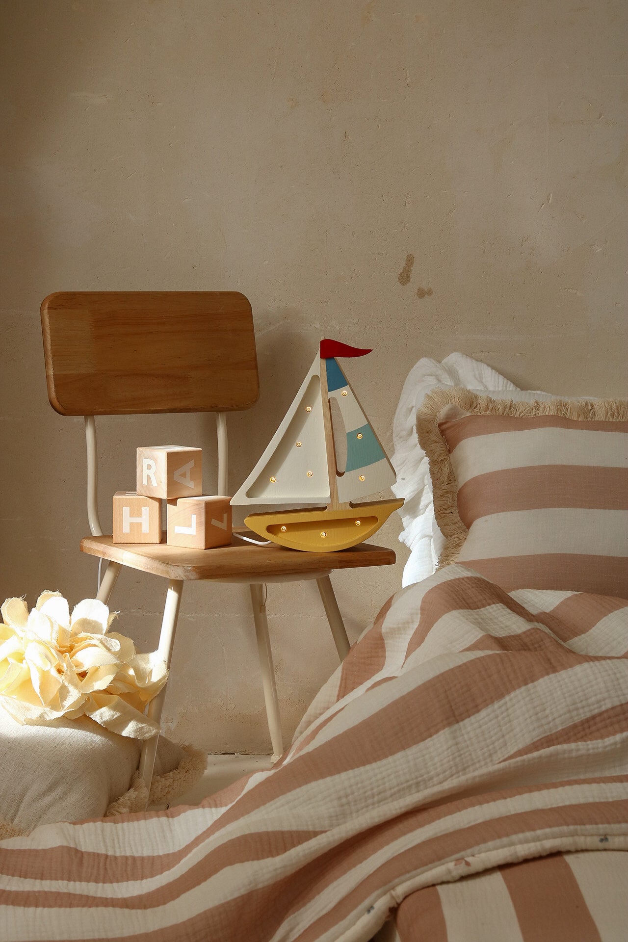 Little Lights Sailboat lampe i træ - flere farver