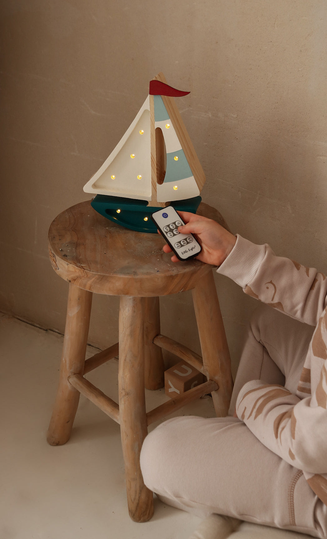 Little Lights Sailboat lampe i træ - flere farver