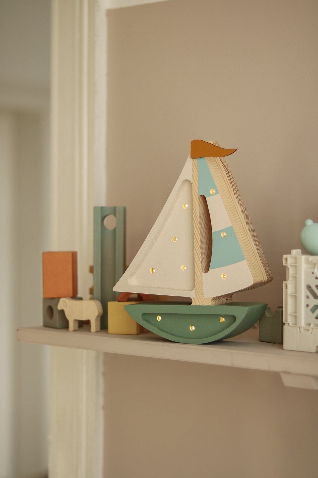Little Lights Sailboat lampe i træ - flere farver
