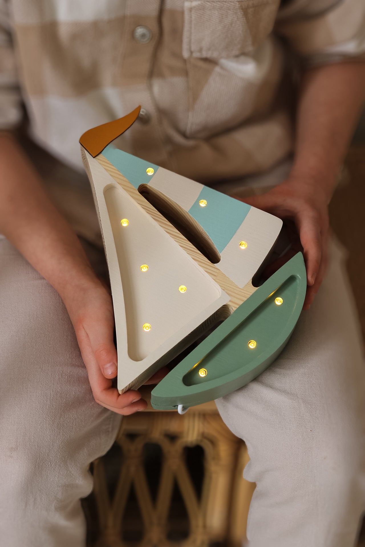 Little Lights Sailboat lampe i træ - flere farver