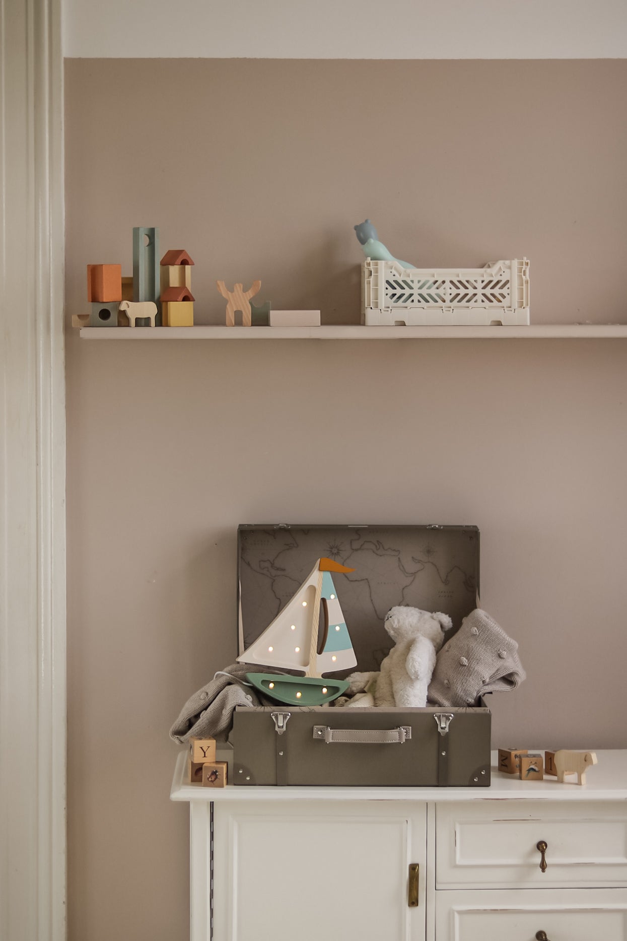 Little Lights Sailboat lampe i træ - flere farver