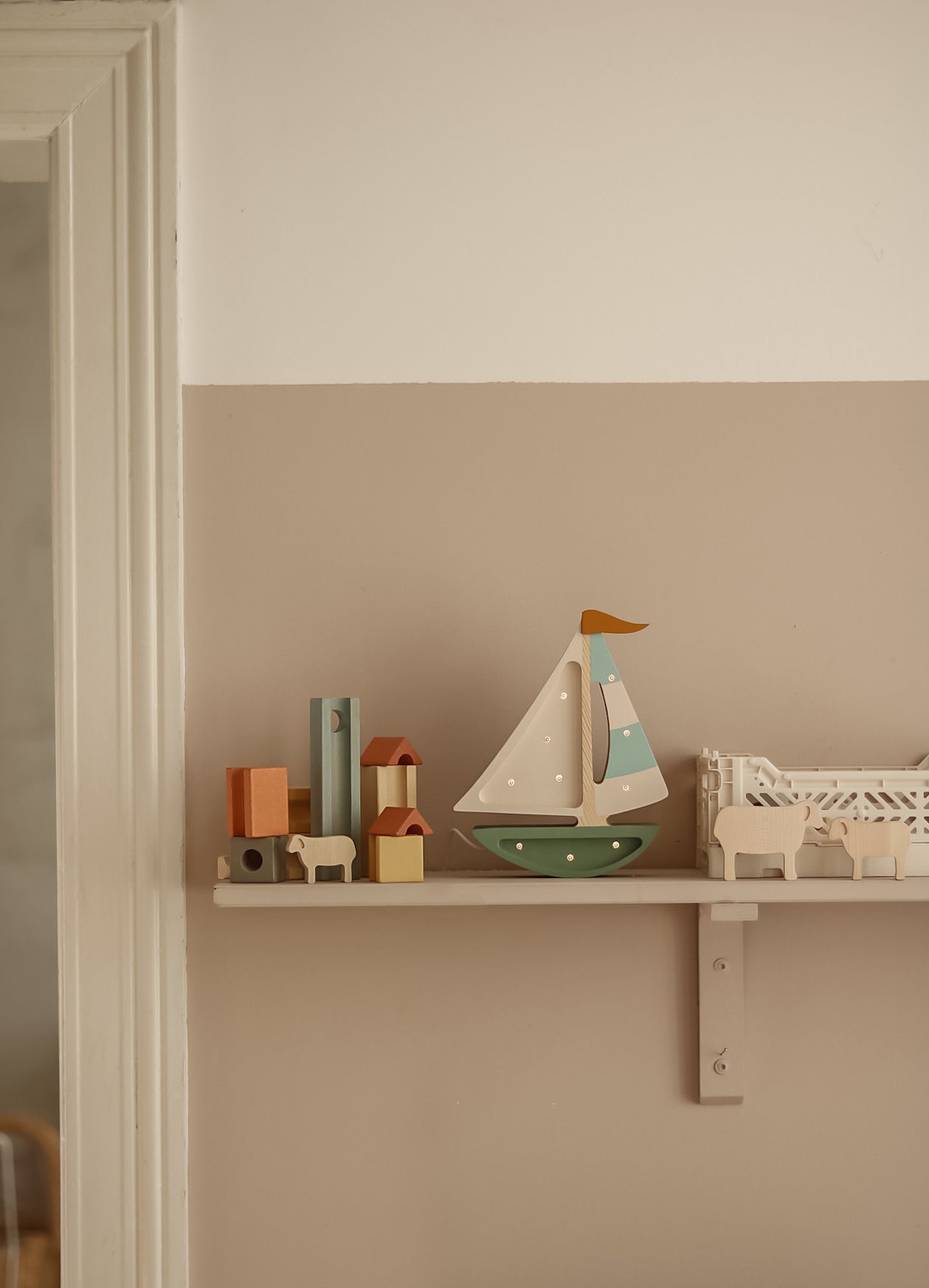 Little Lights Sailboat lampe i træ - flere farver