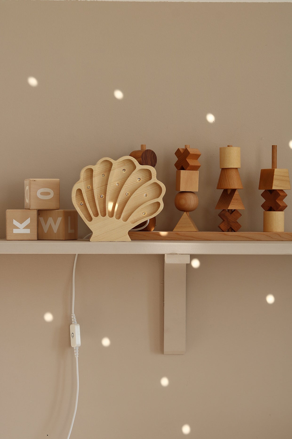 Little Lights Seashell lampe i træ - flere farver