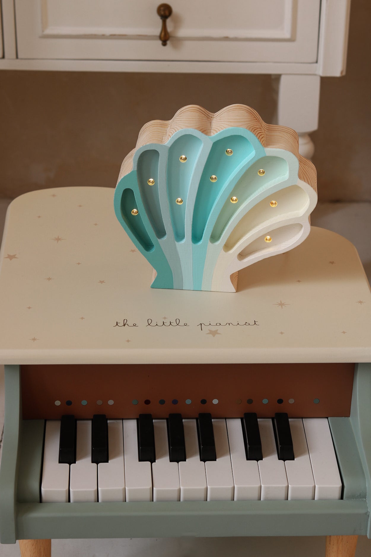 Little Lights Seashell lampe i træ - flere farver