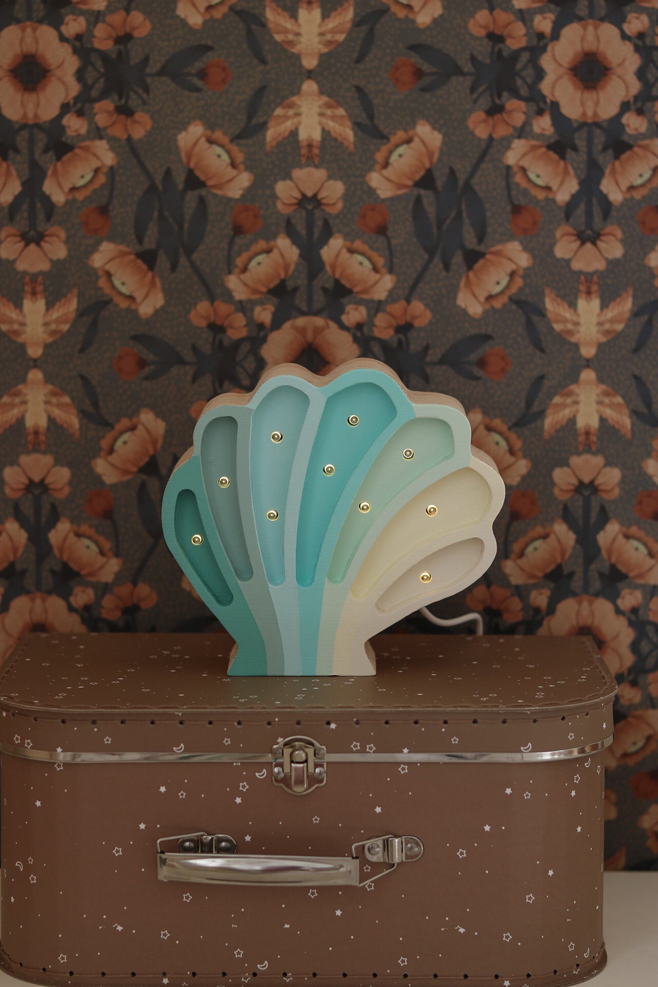 Little Lights Seashell lampe i træ - flere farver