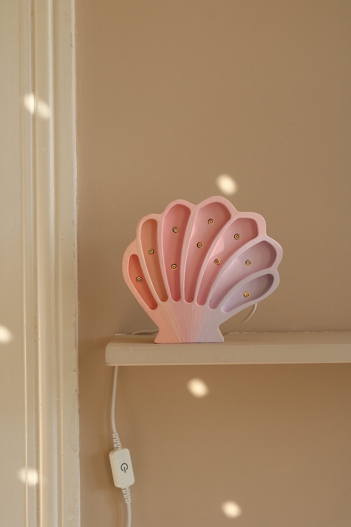 Little Lights Seashell lampe i træ - flere farver