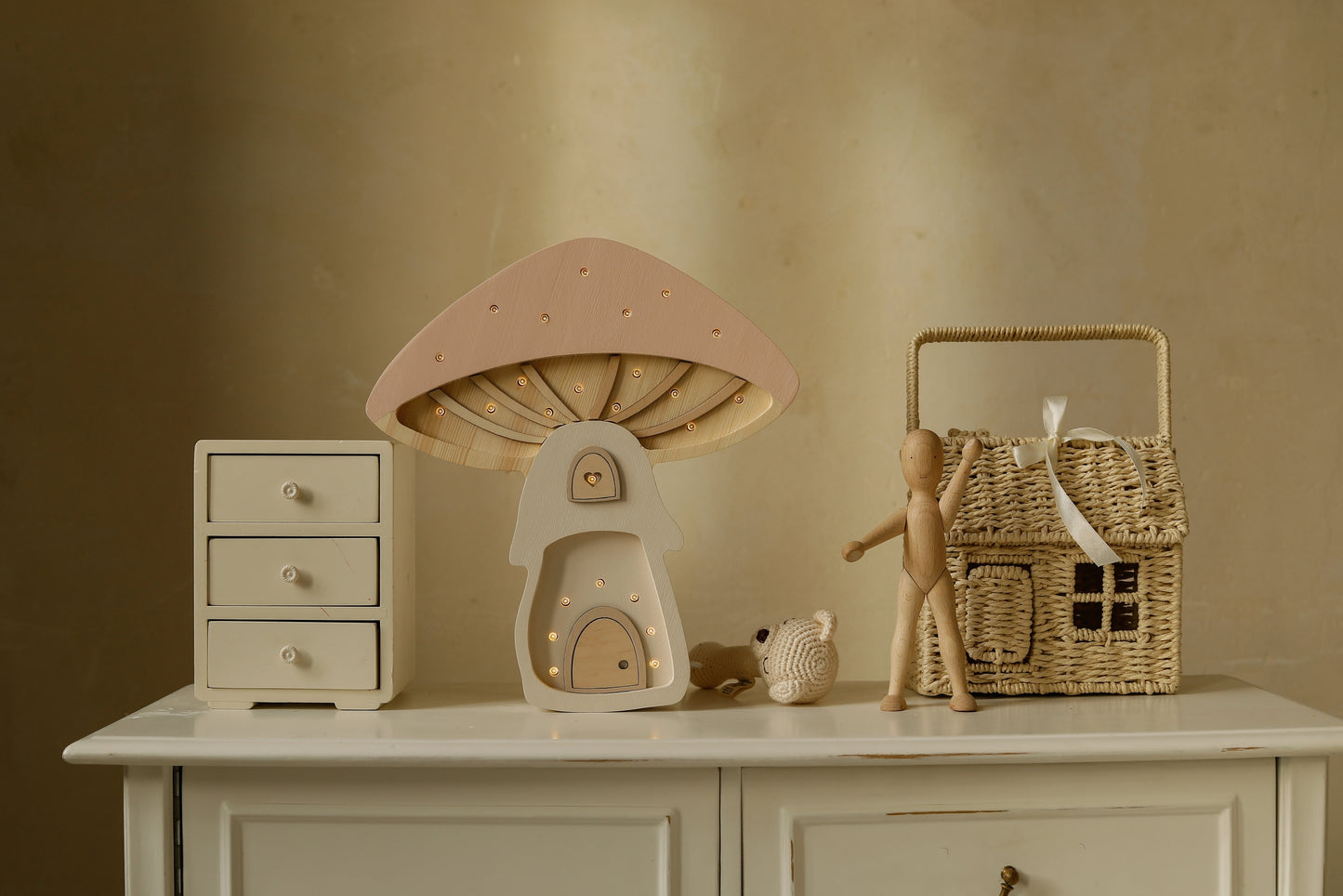 Little Lights Mushroom House lampe i træ - flere farver