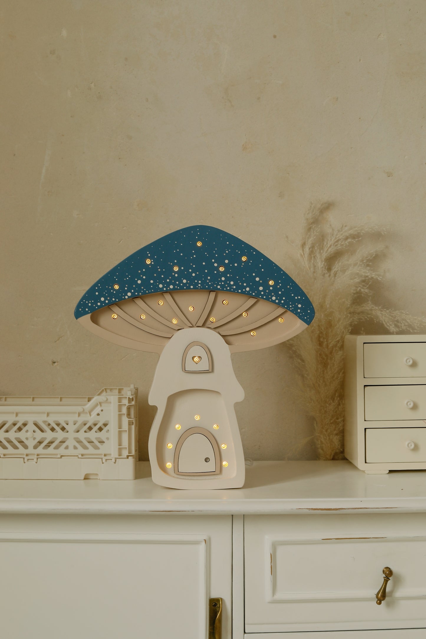 Little Lights Mushroom House lampe i træ - flere farver