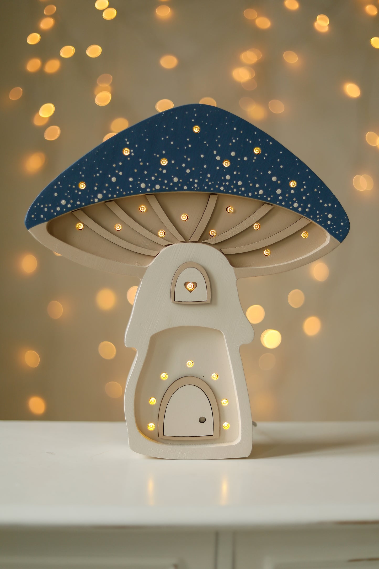 Little Lights Mushroom House lampe i træ - flere farver
