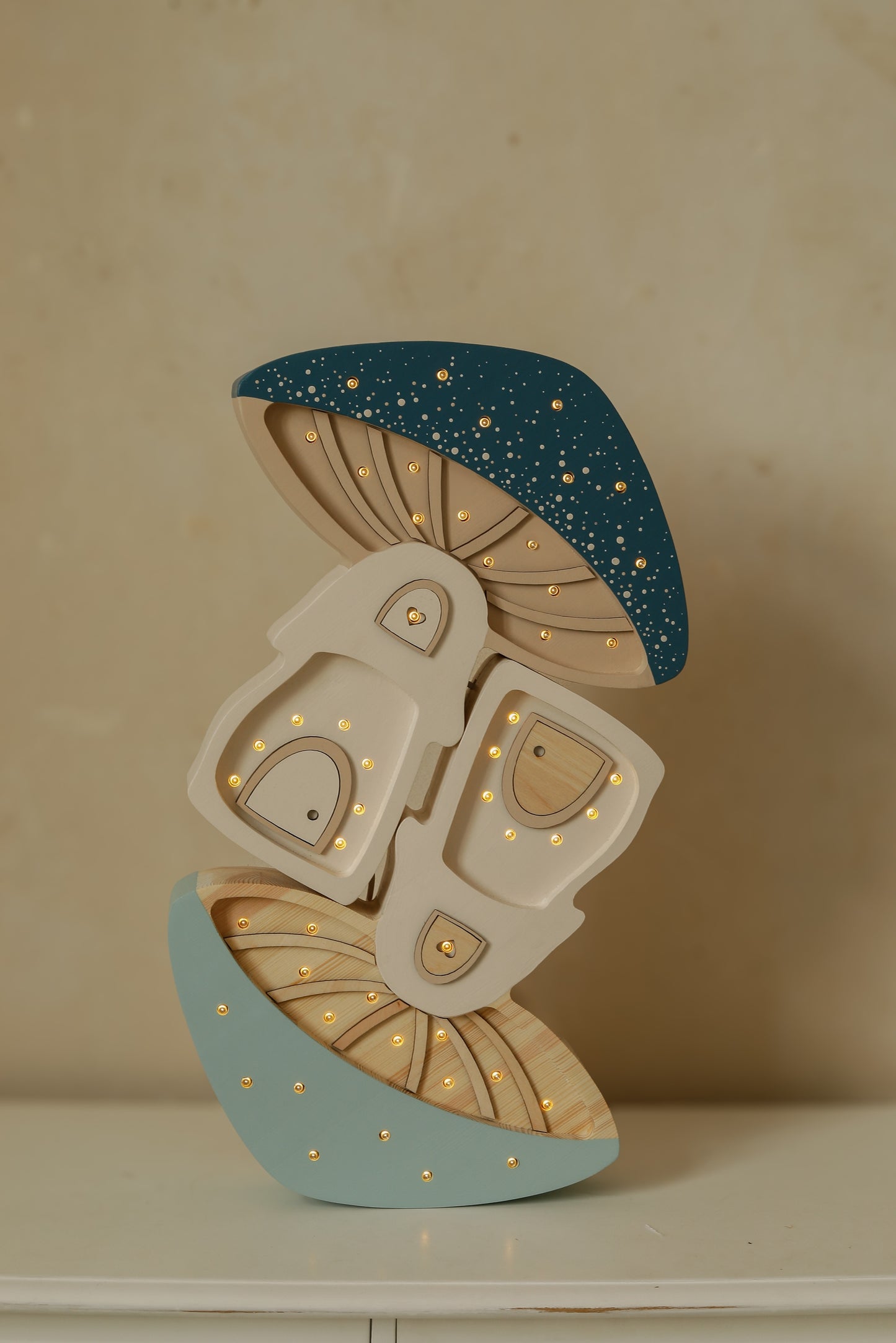 Little Lights Mushroom House lampe i træ - flere farver