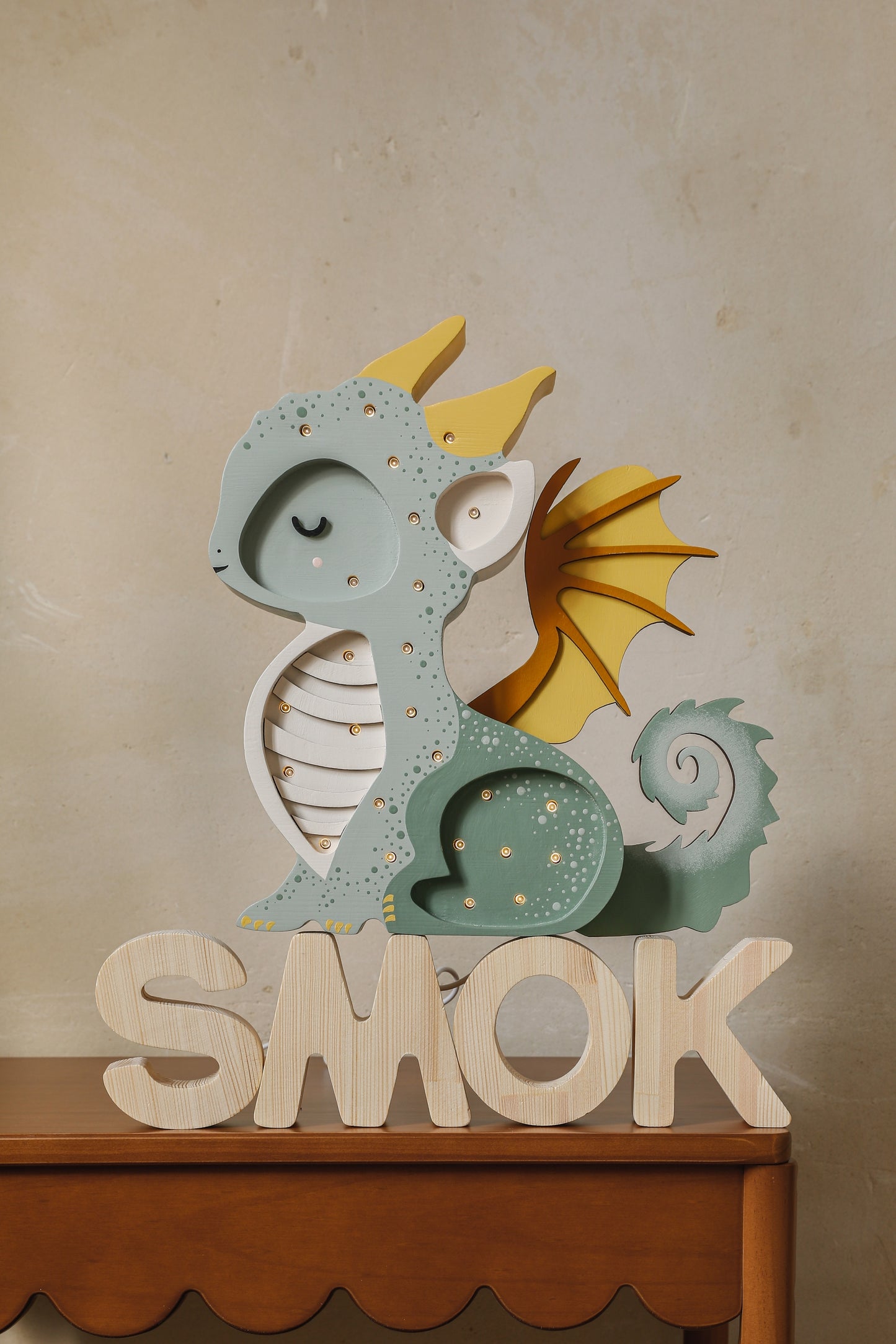 Little Lights Baby Dragon lampe i træ - flere farver