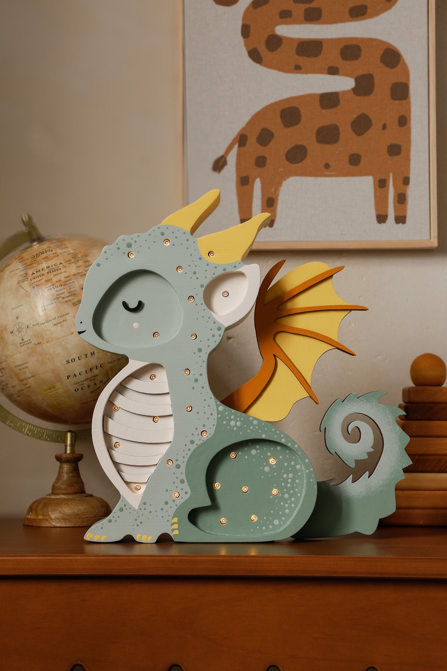 Little Lights Baby Dragon lampe i træ - flere farver