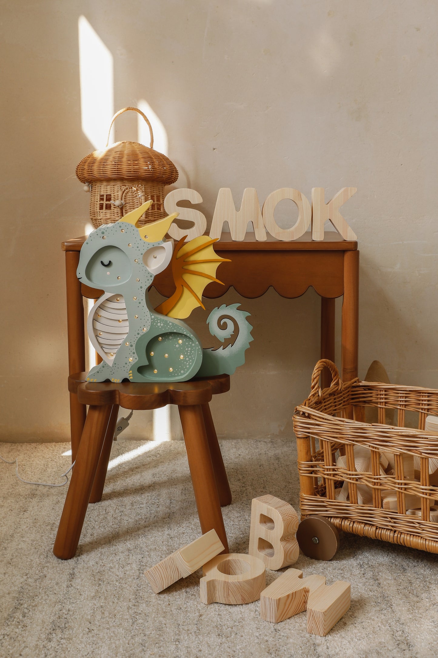 Little Lights Baby Dragon lampe i træ - flere farver