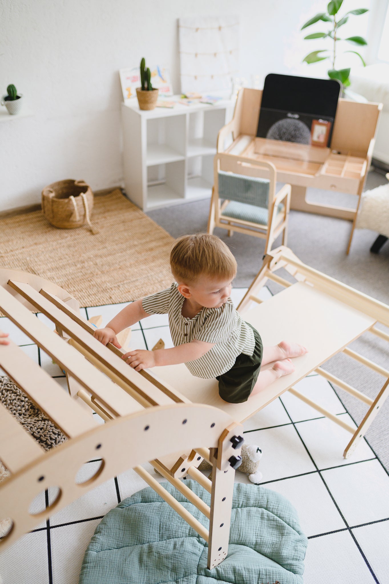 Luula Hilltown Montessori Klatresæt – 2 Klatretrekanter, Balancebue og Rampe uden Madras