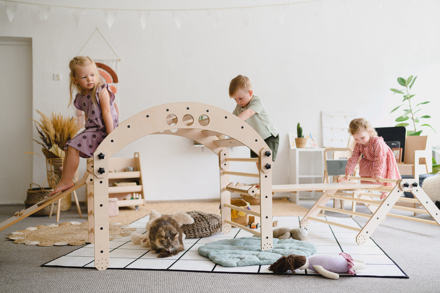 Luula Hilltown Montessori Klatresæt – 2 Klatretrekanter, Balancebue og Rampe uden Madras